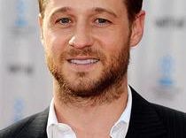 Benjamin McKenzie gościnnie w Men at Work