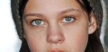 Nicola Peltz jako dziewczyna Normana w 