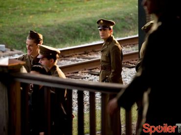 Bracia Salvatore w mundurach i powrót [spoiler] w Pamiętnikach wampirów