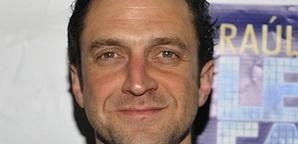 Raul Esparza dołącza do 