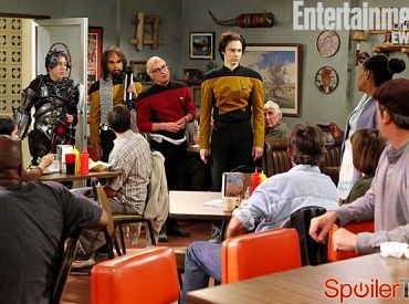 Goście w Teorii wielkiego podrywu w kostiumach z Star Treka