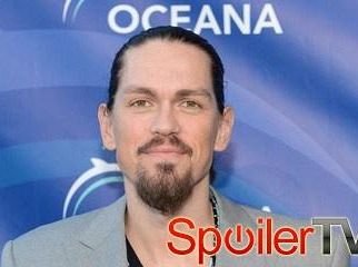 Steve Howey jako chłopak [spoiler] w Jess i chłopakach