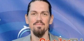 Steve Howey jako chłopak [spoiler] w 