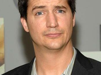 Ken Marino i Aasif Mandvi w komedii NBC The Gates