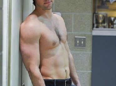 Severide z Chicago Fire mierzy się z Shanem McRae (bez koszulki)