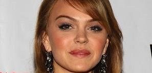 Odcinki pilotowe: Aimee Teegarden z główną rolą w 