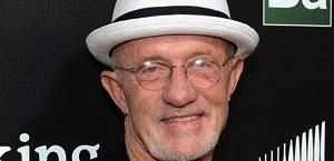 Odcinki pilotowe: Jonathan Banks dołącza do 