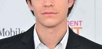 Odcinki pilotowe: Johnny Simmons w serialu 