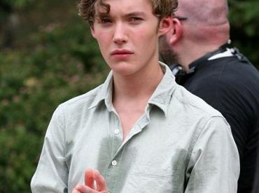 Odcinki pilotowe: Toby Regbo zagra ksiecia w Reign
