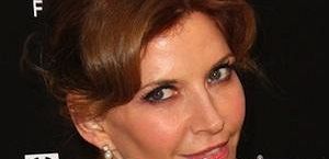 Melinda McGraw jako żona Hollisa w 