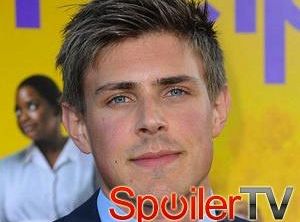 Odcinki pilotowe: Chris Lowell zagra średniego brata w Enlisted