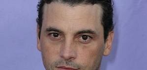 Odcinki pilotowe: Skeet Ulrich w obsadzie 