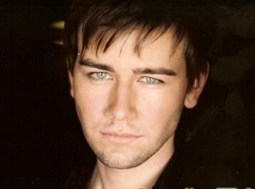 Odcinki pilotowe: Torrance Coombs w dramacie Reign
