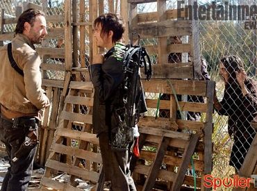 Norman Reedus, Andrew Lincoln i zombie na zdjęciach niedzielnego odcinka Żywych trupów