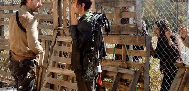 Norman Reedus, Andrew Lincoln i zombie na zdjęciach niedzielnego odcinka 