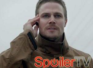 Oliver przemierza miasto w Arrow i traci swoją łagodność z Felicity