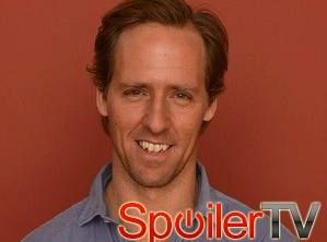 Nat Faxon w Bena i Kate w odcinku pilotowym komedii FX