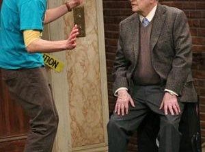 Bob Newhart kwestionuje poczytalność Sheldona w Teorii wielkiego podrywu