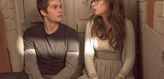 Dylan O'Brien śpiewa Jess z gitarą w 