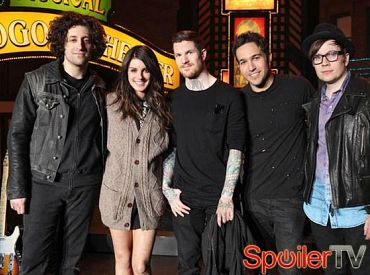 Pierwsze spojrzenie na 90210: Fall Out Boy wystąpią na koncercie, który zakończy się chaosem