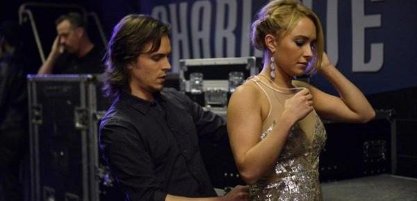 Rayna i Deacon przytulają się i całują w 
