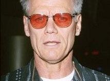 Fred Dryer gościnnie w Exes