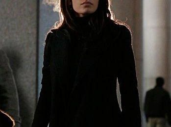 Sarah Shahi w stałej obsadzie 3 sezonu Impersonalnych