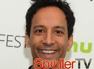 Danny Pudi w odcinku na żywo Rozpalić Cleveland