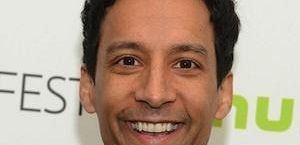 Danny Pudi w odcinku na żywo 