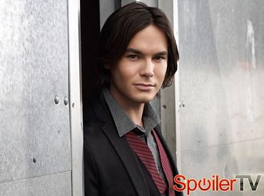 Tyler BlackBurn i Marlene King o mroczniejszym spinoffie Słodkich kłamstewek, Ravenswood