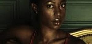 Nikki Amuka-Bird w odcinku pilotowym 