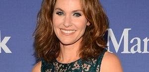 Amy Brenneman i Emily Meade w odcinku pilotowym 