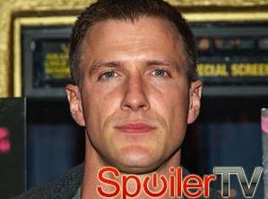 Patrick Heusinger będzie powracał w 2 sezonie Revolution