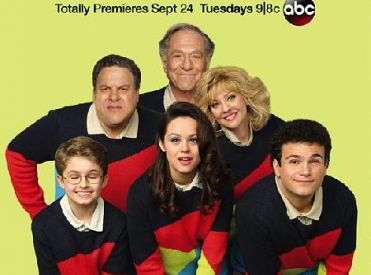 Niezręczne zdjęcie rodzinne na plakacie The Goldbergs