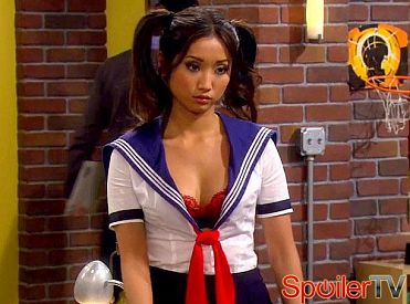 Brenda Song z Dads broni szkolnego mundurka