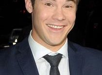 Adam DeVine będzie powracał we Współczesnej rodzinie