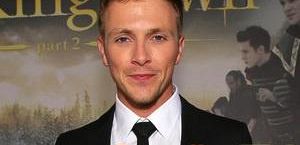 Charlie Bewley pojawi się w 2 sezonie 