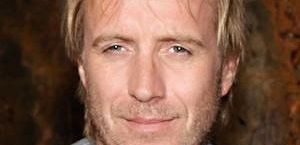 Rhys Ifans w odcinku pilotowym komedii 