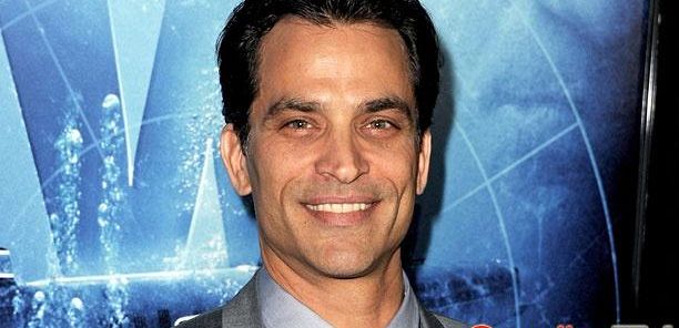 Johnathon Schaech będzie powracał w 