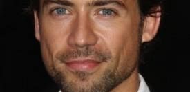 Adam Rayner w głównej roli w odcinku pilotowym 