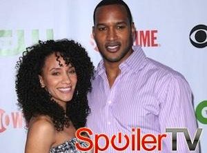 Henry Simmons i Sophina Brown będą powracać w Ravenswood