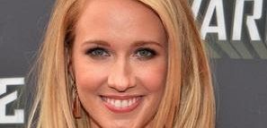Anna Camp zastąpi Ellie Kemper na ślubie w 