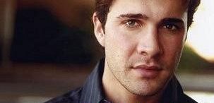 Gil McKinney  zagra księcia Ariel w 3 sezonie 