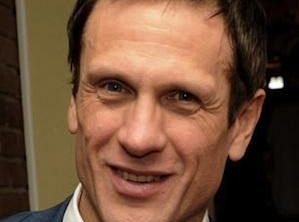 Simon Merrells będzie powracał w Tomorrow People