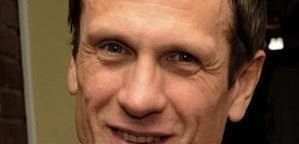 Simon Merrells będzie powracał w 