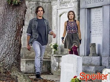 Pierwsze spojrzenie na Ravenswood: Caleb idzie na cmentarz, ale z kim?