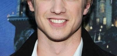 Freddie Stroma zagra w odcinku pilotowym 