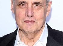 Jeffrey Tambor gościnnie w premierze 4 sezonie Dorastającej nadziei