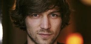 Michiel Huisman, Peter Outerbridge i Ari Millen w 2 sezonie 