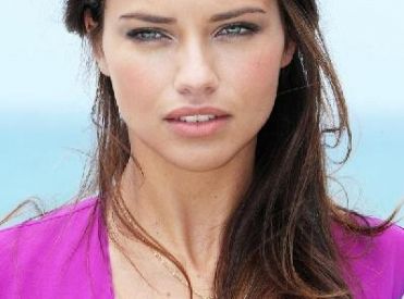Adriana Lima gościnnie w Crazy Ones